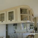meuble de cuisine sur mesure en bois placards vitrés